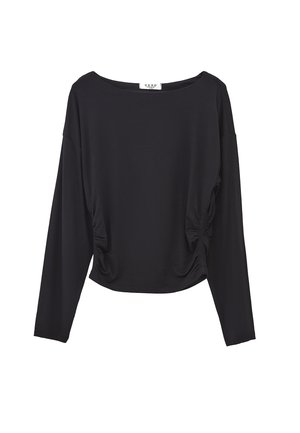 Top corto nero con maniche lunghe, scollatura a barca e lati arricciati, realizzato in tessuto leggero e morbido.