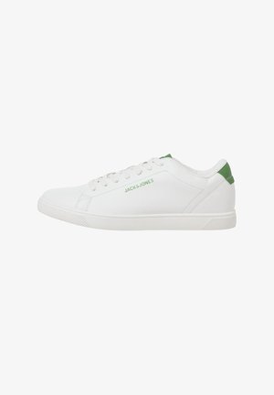 Zapatillas blancas con acentos verdes, material sintético suave, punta redonda, diseño con cordones, tacón elevado y suela de goma texturizada.