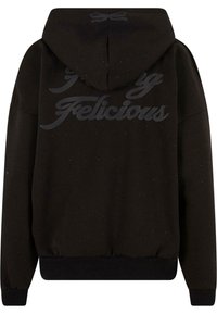 Felpa nera con cappuccio regolabile, caratterizzata da un grande testo stampato sul retro, tessuto testurizzato e un sottile dettaglio maculato.