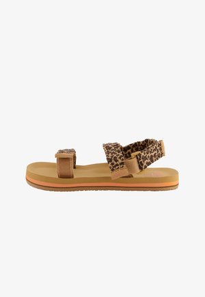 Sandalias planas con correas de tela marrón con un estampado de leopardo, una plantilla acolchada color marrón claro y una suela de goma con un ligero acento naranja.