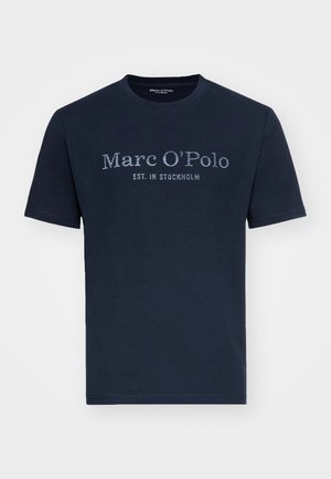 Marineblauwe katoenen t-shirt met een ronde hals, korte mouwen en een voorontwerp met tekst: "Marc O'Polo EST. IN STOCKHOLM" in een lichtere kleur.