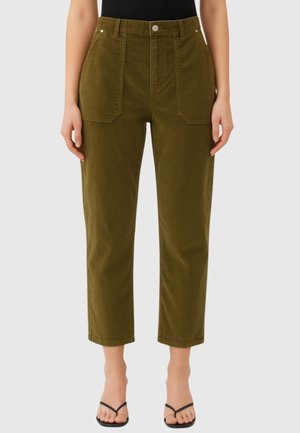 Pantaloni corti verde oliva con vita alta, dotati di due tasche frontali, chiusura con bottone e gambe dritte, realizzati in tessuto di cotone.