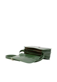 Borsa a tracolla verde in pelle con una finitura lucida, dotata di più scomparti, chiusura a scatto e tracolla regolabile.