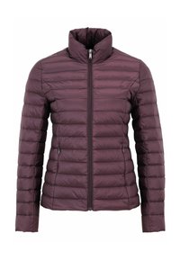 Fialová prošívaná péřová bunda s vysokým límcem a zipovým zapínáním. Má dvě boční kapsy a přiléhavý střih pro lepší teplo.
