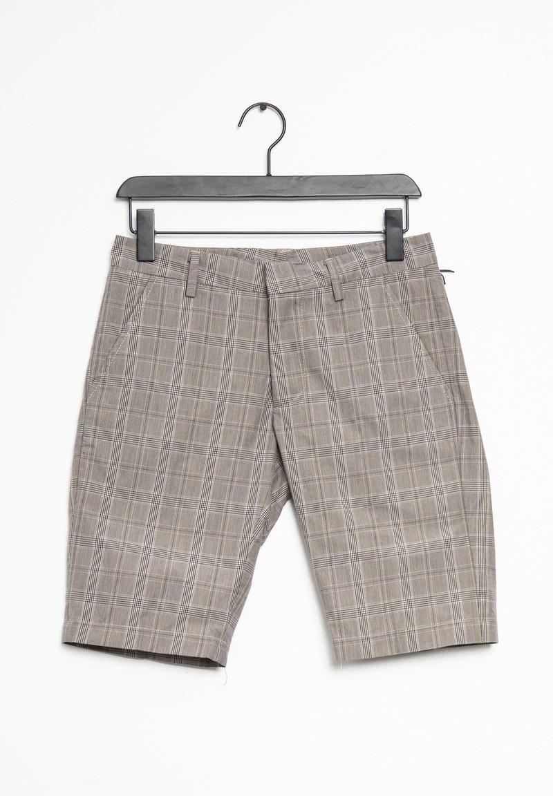 Grijze geruite shorts gemaakt van stof met een textuurafwerking. Beschikt over twee voorzakken en een strak tailleband. Hangt aan een zwarte plastic hanger.