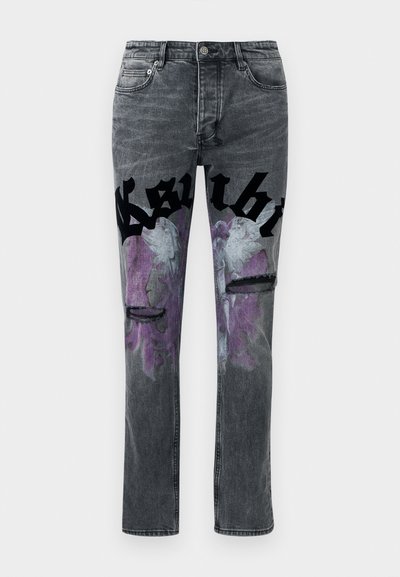 Grijze spijkerbroek van denim met zwarte gotische tekst over de dijen, paarse en witte engelengrafiek en versleten scheuren op de knieën.