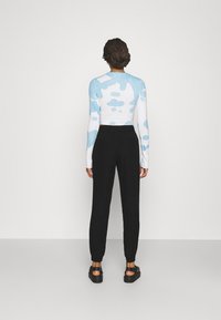 ONLY ONLKELDA EMERY PULL UP - Calças - black