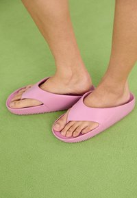 CALM - Sandale s remenom u obliku slova T - elemental pink
