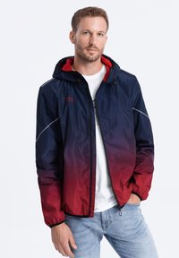 Heren hoodie-jack met een verloop van marineblauw naar rood. Gemaakt van lichtgewicht stof met elastische manchetten, een ritssluiting aan de voorkant en contrasterende binnenvoering.
