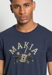 Makia MAKIA X MAURI KUNNAS VAMPIRE - T-shirt estampada - dark blue