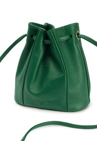 Sac seau en cuir vert avec une finition texturée, fermeture à cordon de serrage et une fine bandoulière. Présente un logo imprimé sur le côté.