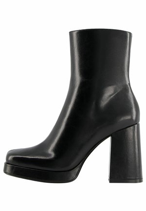 Musta nahkainen nilkkasaapas, jossa on lohkokerroskorko ja pyöristetty kärki, sileä pinta ja sivuvetoketju, näkymä ulkosivulta.