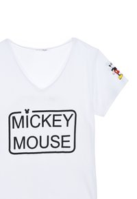 Witte katoenen t-shirt met een v-hals, met zwarte tekst "MICKEY MOUSE" en een kleine gekleurde Mickey Mouse graphic op de linkermouw.