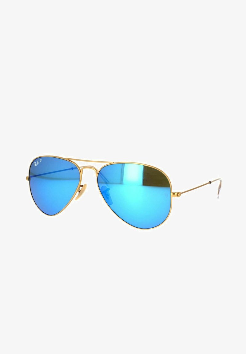 Occhiali da sole aviator dorati con ampie lenti blu specchiate. Montatura in metallo sottile con naselli regolabili e aste sottili.