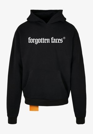 Čierna mikina s kapucňou vyrobená z jemného materiálu, na ktorej je bielo napísaný text "zabudnuté tváre". Obsahuje predné vrecko a oranžovú etiketu na leme.