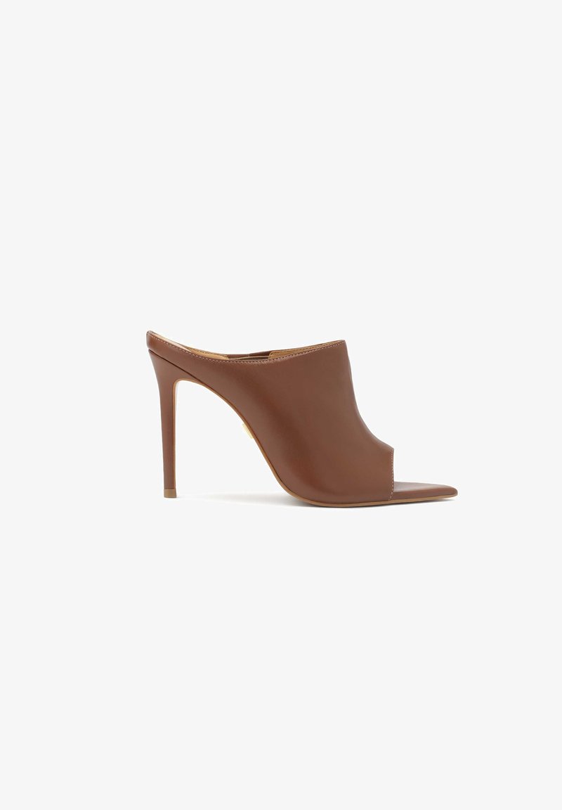 Bruine leren open-teen muiltjes met een hoge stilettohak, met een zachte textuur en een minimalistisch ontwerp, dat een slanke silhouet benadrukt.