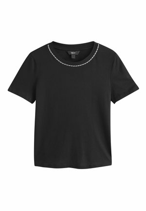 Schwarzes T-Shirt mit kurzen Ärmeln aus Baumwolle, mit einem silberfarbenen Kettendetail am Ausschnitt und einer lockeren Passform. Glatte Textur, ohne Muster.