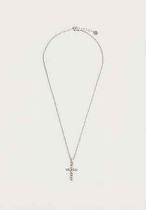 Sølvkæde med tekstureret korsvedhæng med pyramideformede nitter og justerbar lukning.