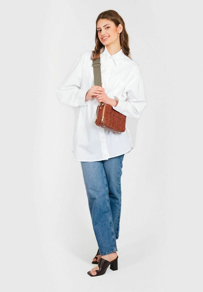 Still Nordic STILLAGGIE BRAIDED 2 ROOM - Axelremsväska - cognac