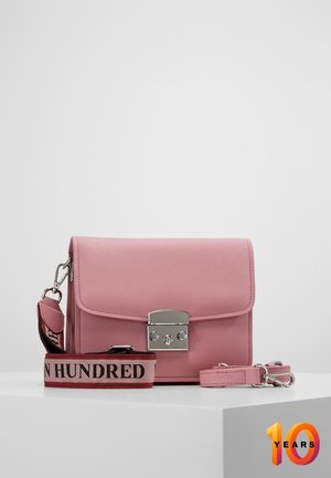 Rosa rektangulær crossbody taske med sølvlås og aftagelig rem med teksten "HUNDRED", vist på en hvid overflade.