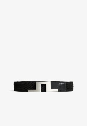 Ceinture noire tissée avec une boucle géométrique en métal argenté et un détail en cuir noir à une extrémité, présentée sur un fond blanc.