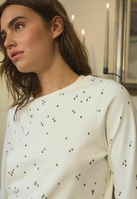 Next HEAVYWEIGHT TALL - REGULAR FIT SET - Pidžaamakomplekt - ecru cream tree