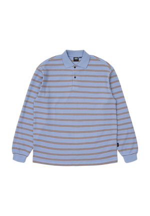 Polo de manga larga azul claro con rayas marrones horizontales. Presenta un cuello con solapas y tapeta de tres botones. Fabricado en suave algodón.