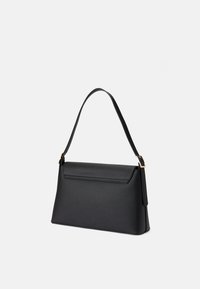 Čierna kabelka so štruktúrovaným dizajnom, vyrobená z hladkej faux kožene, s jedným ramenným popruhom a jemnými zlatými kovovými detailmi.