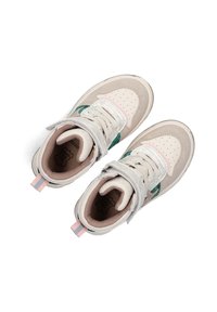 Sneakers in beige suede en leer met groene en roze accenten, voorzien van een geperforeerde teendoos, textuurtong en grijze veters.