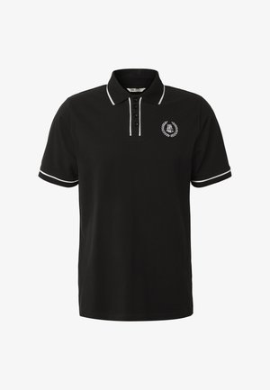 Fekete rövid ujjú galléros póló fehér szegéllyel a galléron és a mandzsettán, négy fekete gombbal, valamint egy kis hímzett emblémával a bal mellrészen.