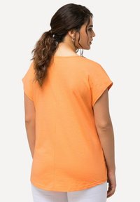Ulla Popken ANIMAL CAP SLEEVE GRAPHIC - Camiseta estampada - apricot