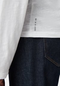 IKKS WITH A ROUND NECK - Camiseta de manga larga - white