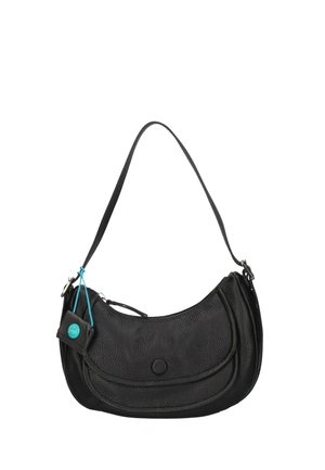 Borsa a tracolla in pelle nera texturizzata con patta curva, tasca frontale e tracolla corta, con una piccola etichetta blu attaccata.