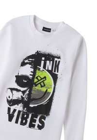 Weißes Sweatshirt mit einem grafischen Design in Schwarz und Gelb, einschließlich der Worte "INK" und "VIBES" in fetter Schrift.