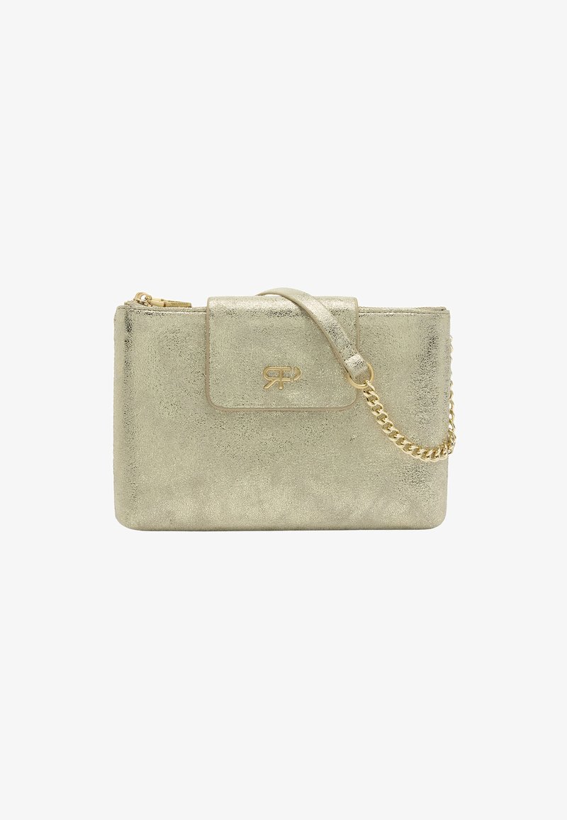 Metaliczna złota torebka o teksturowanej powierzchni, z klapą, łańcuszkowym paskiem i złotym logo na przodzie.