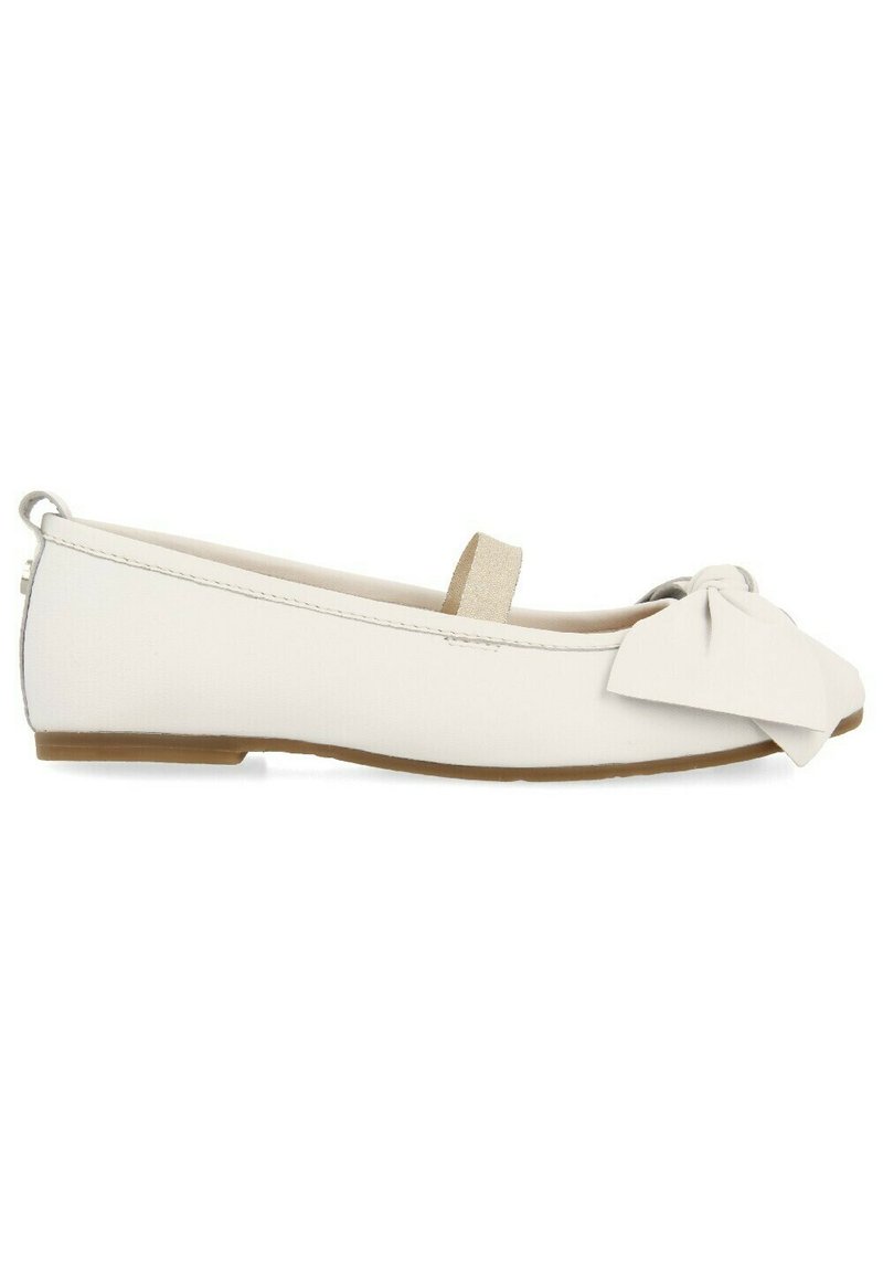 Zapato plano blanco con parte superior de cuero suave, punta redondeada y un lazo decorativo en la parte delantera. Cuenta con una suela baja y flexible.