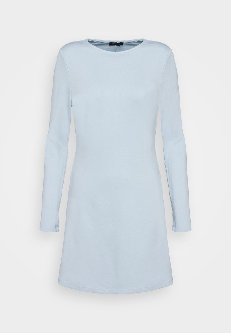 Robe bleu clair, manches longues, longueur genou, avec un col rond et une silhouette légèrement cintrée sur un fond uni.