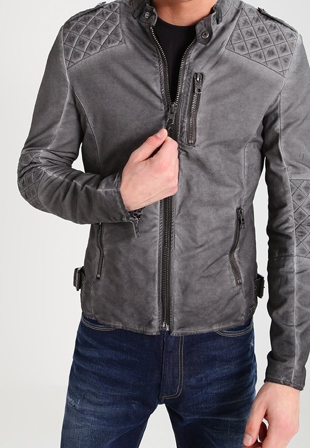 Giubbotto di pelle grigio con spalle a motivo a diamante, tasche laterali e chiusura con zip. Presenta cinturini regolabili in vita.