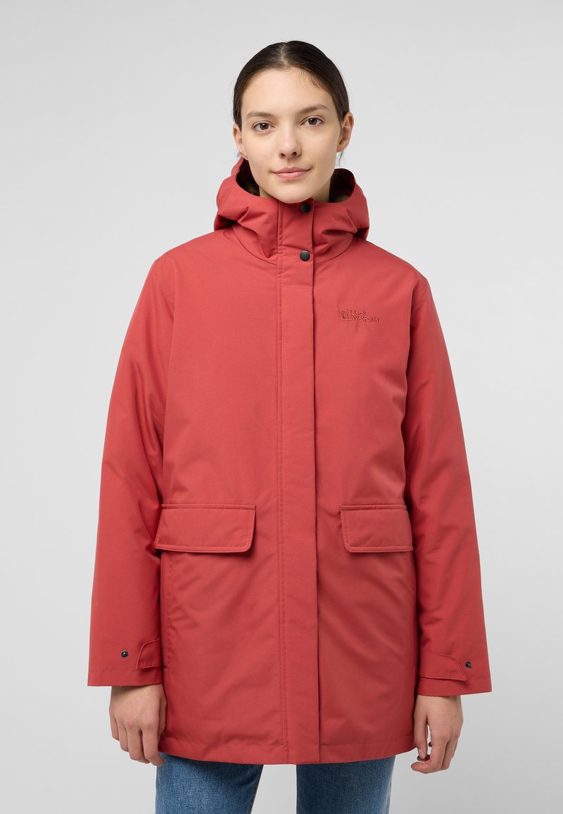 Parka imperméable rouge avec capuche, dotée d'une fermeture éclair à l'avant et d'une fermeture à pression, de deux poches avant et d'une texture lisse.