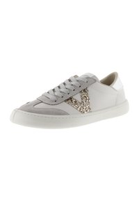 Zapatillas de cuero blancas con acentos de gamuza gris y un logo "V" dorado brillante. Tienen un puntera redonda y una suela de goma texturizada. Cierre con cordones estándar.