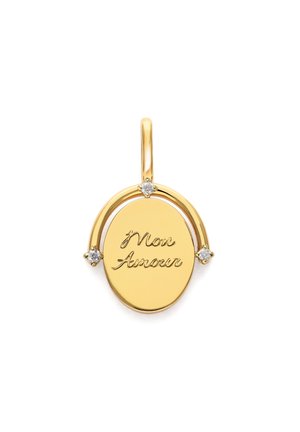 Colgante ovalado de oro grabado con "Mon Amour", acentuado con tres pequeños diamantes en una barra curva de oro encima.