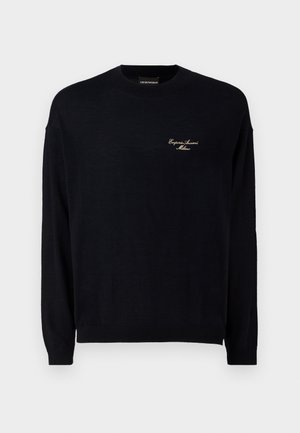 Maglione nero a maniche lunghe realizzato in un tessuto morbido, caratterizzato da un collo a giro e un piccolo logo ricamato in oro sul petto.