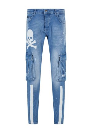 Pantalons cargo en denim bleu avec poches cargo, imprimé crâne et os croisés, et éclaboussures de peinture blanche, présentant des rayures blanches contrastantes sur les côtés.