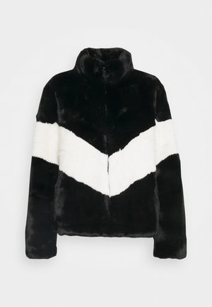Zwarte nepbontjas met een witte chevron-streep over de borst en mouwen, met een hoge kraag en een ritssluiting aan de voorkant.