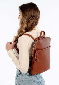 SURI FREY DEBBY - Sac à dos - cognac
