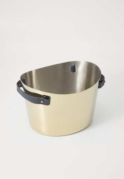 Metallhink med en glänsande guldfinish, oval form och navy läderhandtag. Innehåller två metall detaljer och en slät inredning.