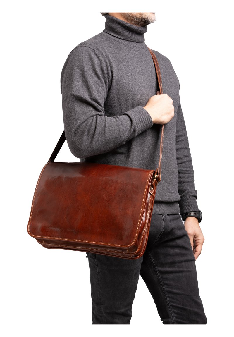 Borsa a tracolla in pelle marrone con finitura liscia, dotata di una maniglia corta e di una tracolla regolabile, mostrata in vista laterale.