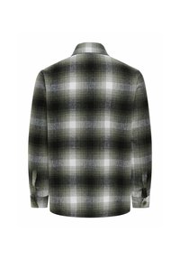 Camisa de manga larga en patrón a cuadros negro, blanco y verde; cuenta con un cuello y puños de botón, fabricada con una suave tela texturizada.