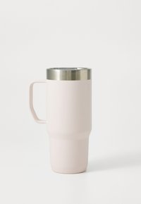 Ružičasti termo putni šalica s poklopcem od nehrđajućeg čelika, visokog cilindričnog oblika, s bočnom ručkom za lakše držanje.