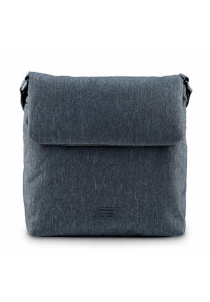 Graue messenger Tasche aus strukturiertem Stoff, mit Klappenverschluss, verstellbarem Riemen und dezentem Branding auf der Vorderseite. Einfaches und funktionales Design.